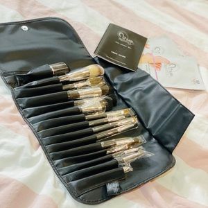 ME makeup brush set
